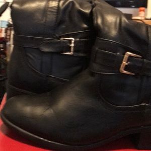 Black boots with gold buckle.